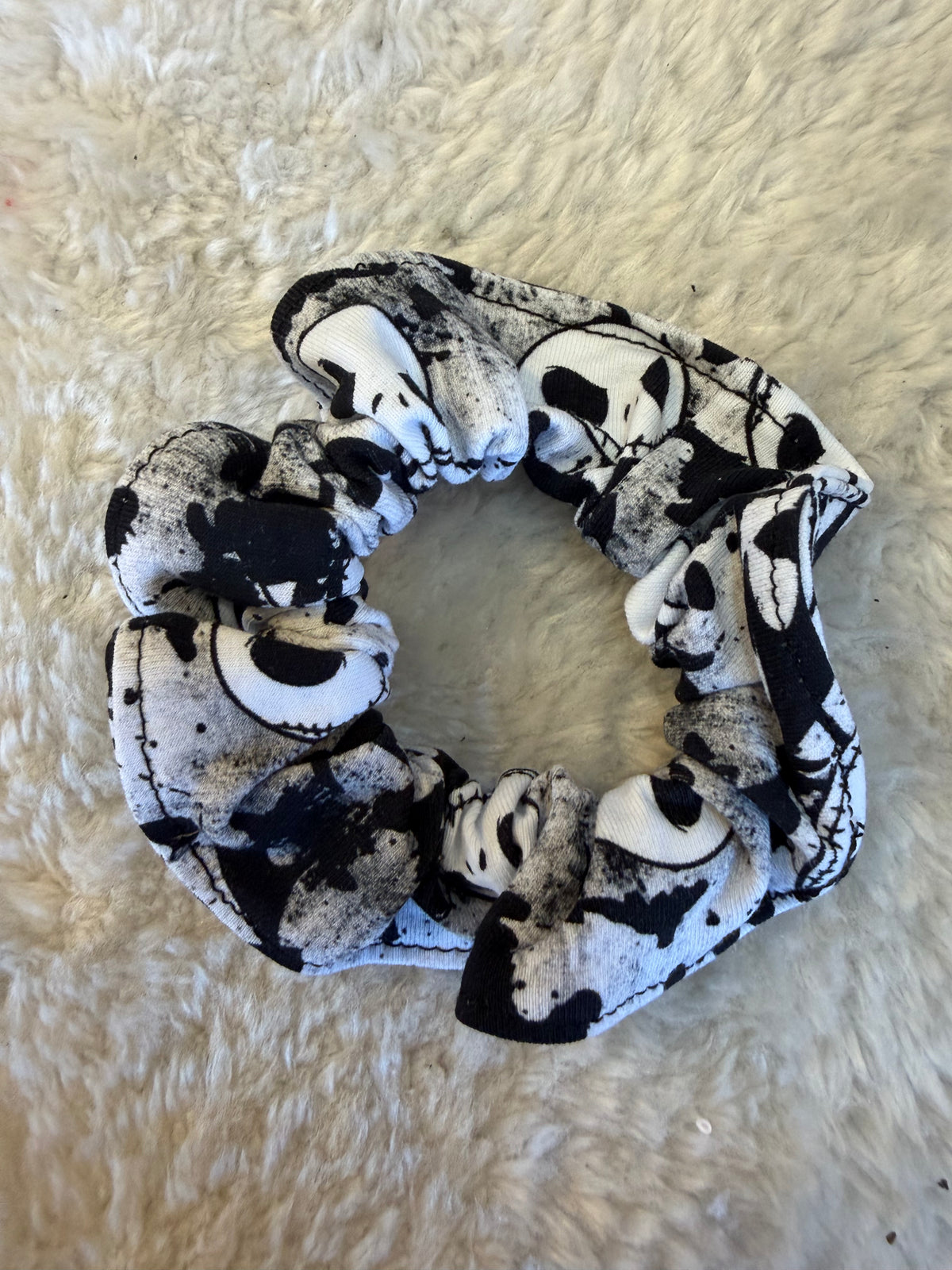 Chouchou à cheveux motif visages de squelettes noir et blanc