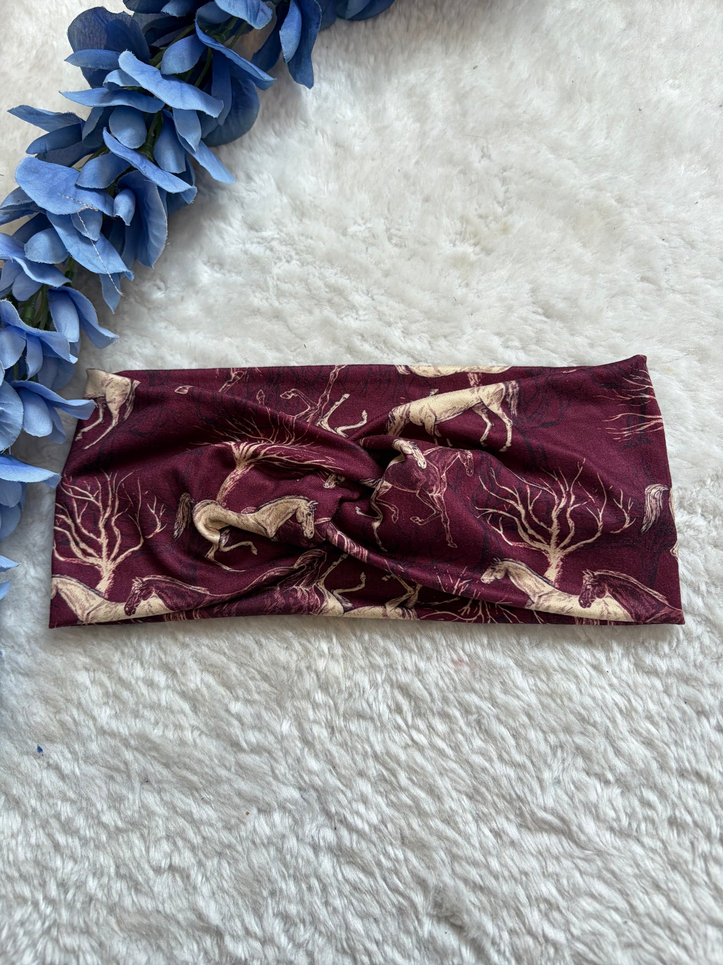 Bandeau twist cheval fond rouge vin