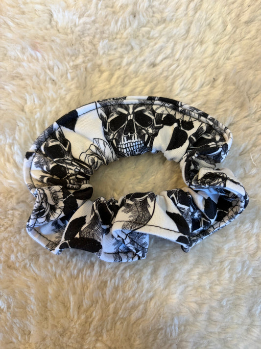 Chouchou à cheveux motif personnages et étoiles sur fond noir