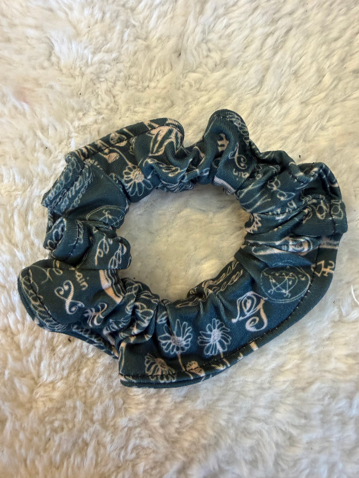 Chouchou à cheveux motif symboles et fleurs sur fond bleu-gris
