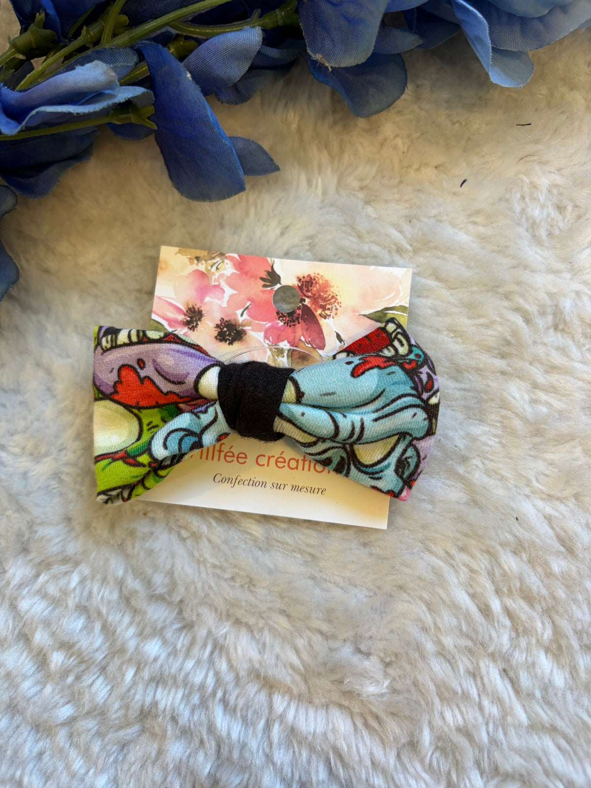 Bouclette en tissu à imprimé multicolore avec centre noir