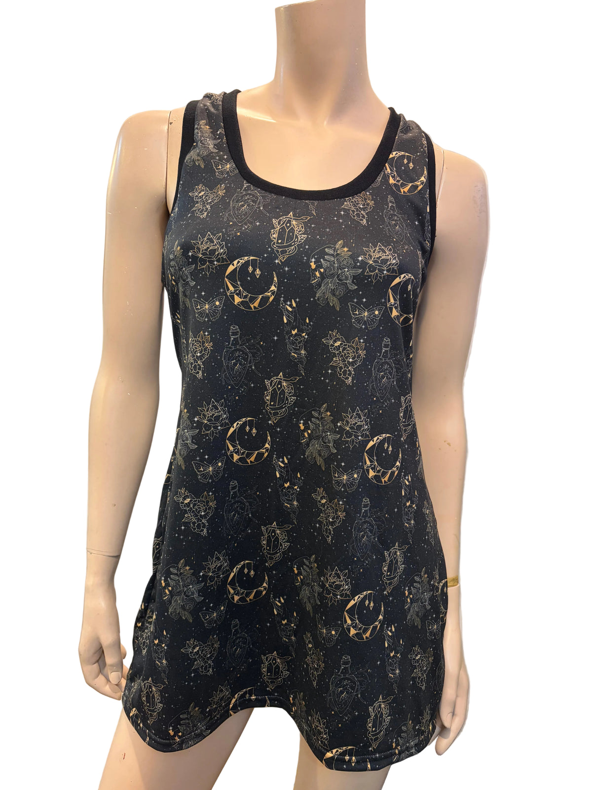 Camisole sombre à croissants de lune et motifs dorés avec bordure noire