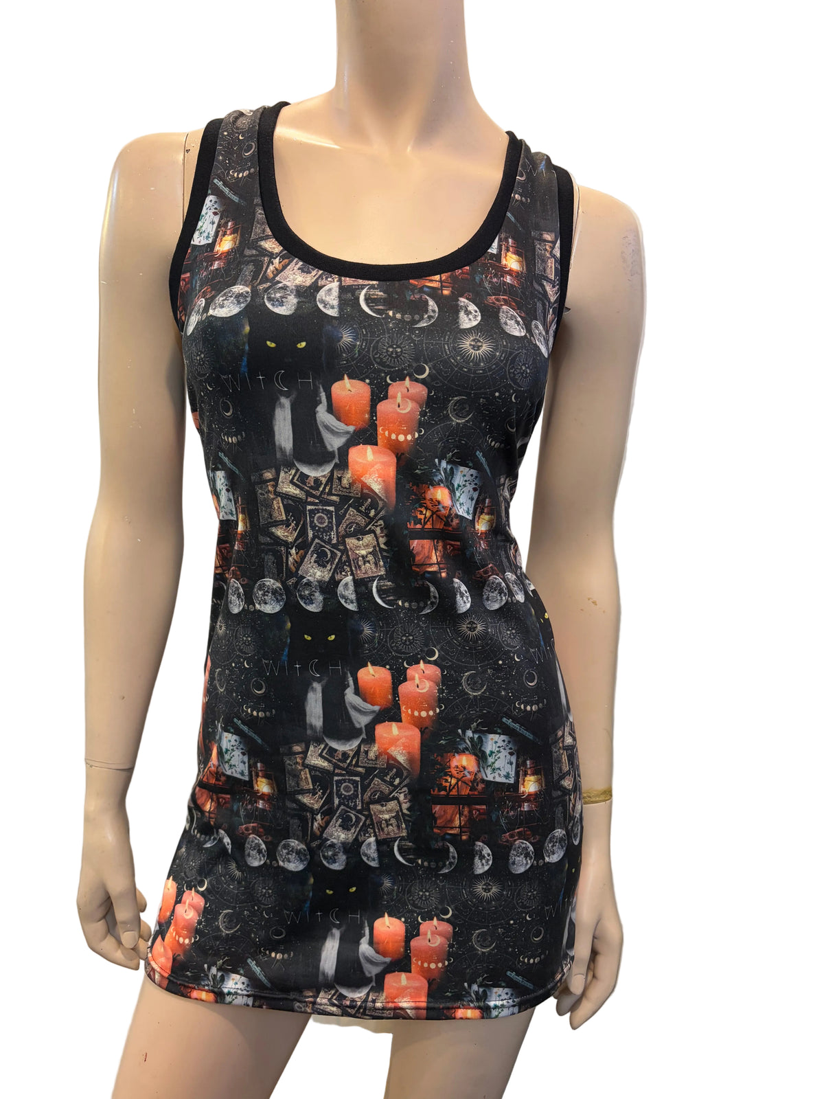Camisole à chats noirs, phases de lune et bougies orangées sur fond sombre