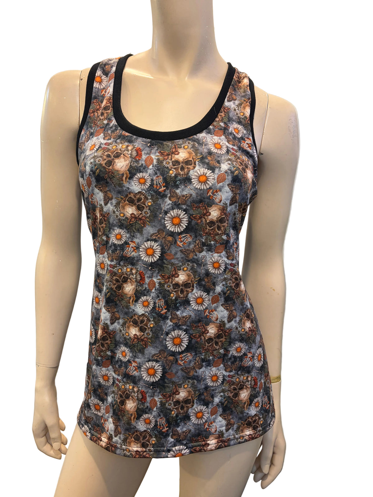 Camisole grise à crânes bruns et marguerites blanches à cœur orangé, bordure noire