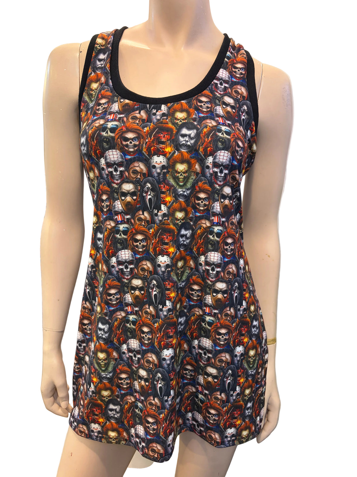 Camisole à imprimé de visages et masques d’horreur multicolores avec bordures noires