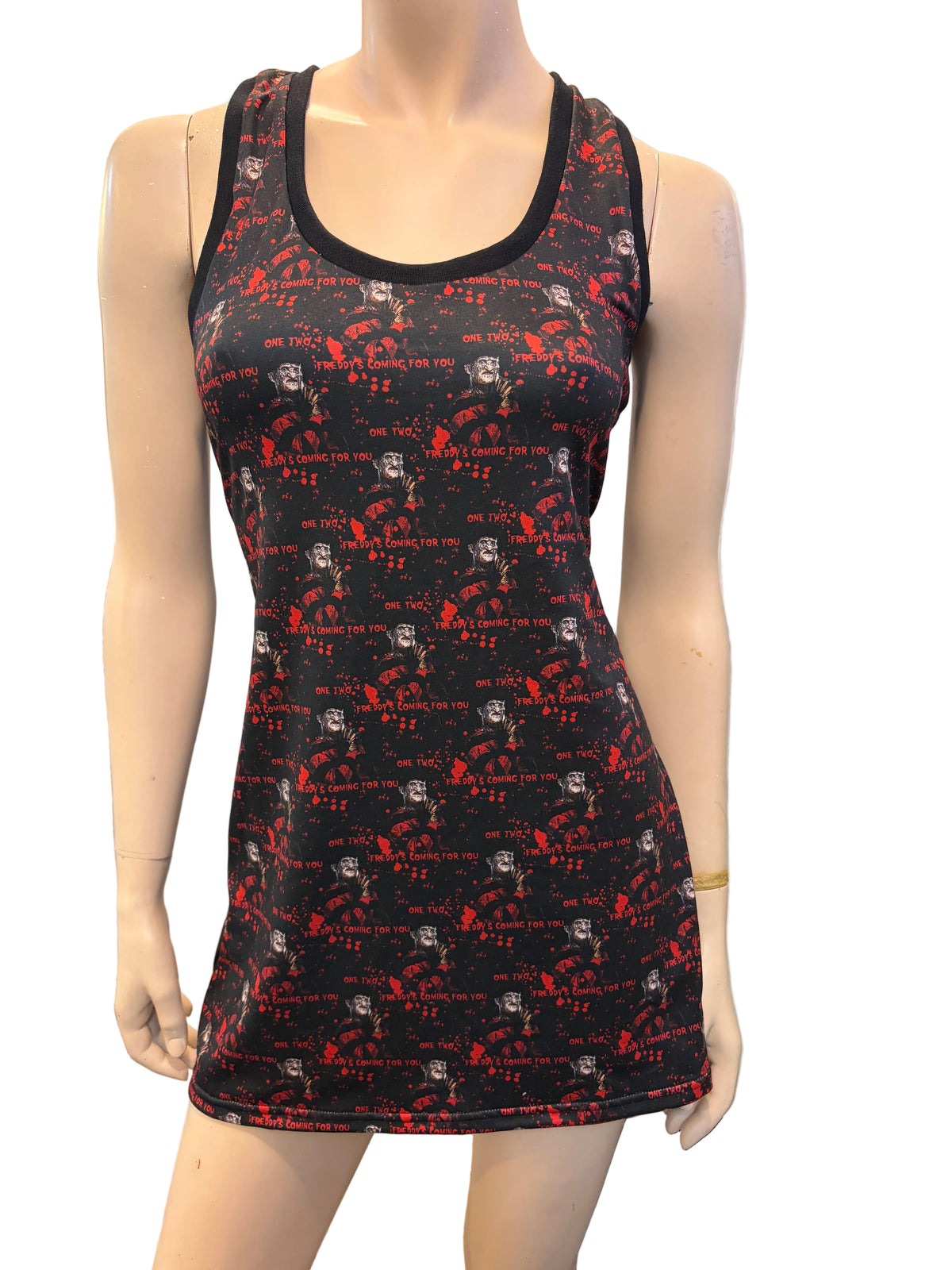Camisole noire avec roses rouges, illustrations gothiques et inscriptions rouges