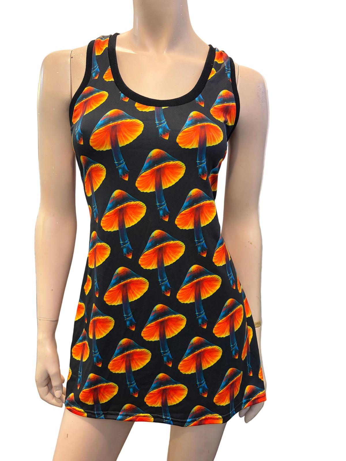 Camisole noire à champignons orange et jaunes avec tiges bleutées