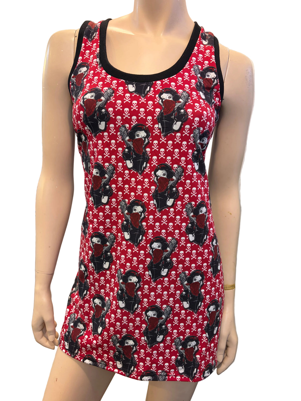 Camisole rouge à personnages masqués noirs et petits crânes blancs, bordure noire