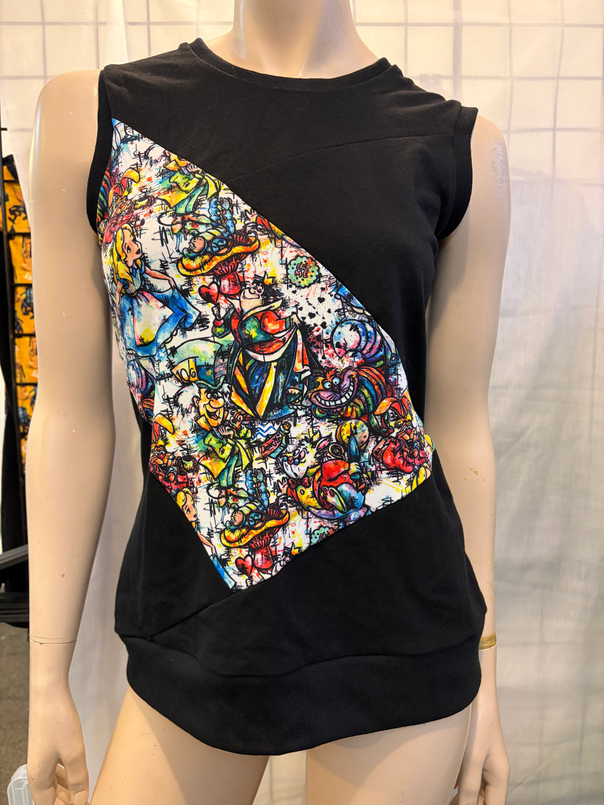 Camisole noire avec panneau diagonal multicolore Alice au pays des merveilles