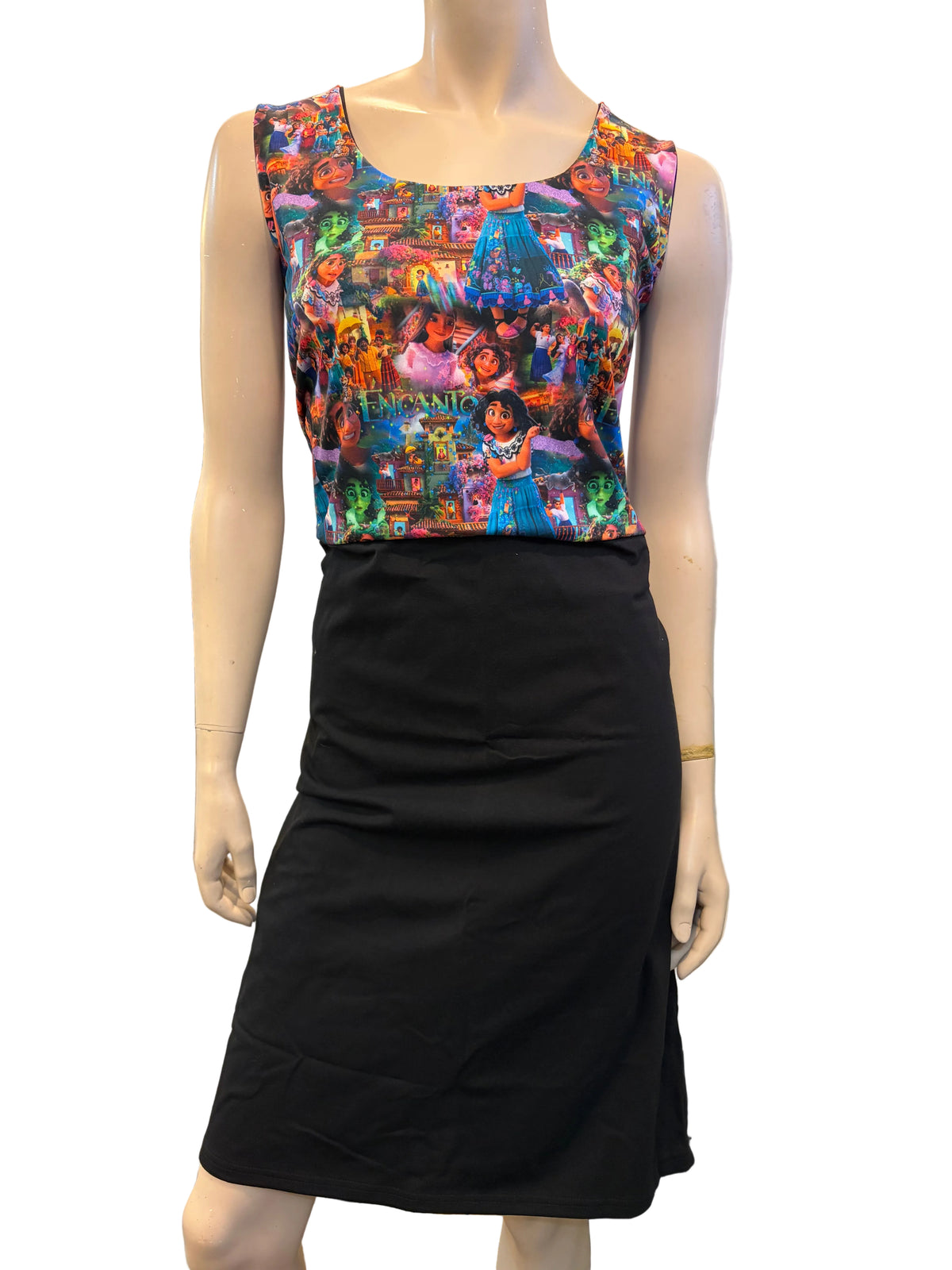 Robe sans manches à motifs de personnages multicolores avec bas noir