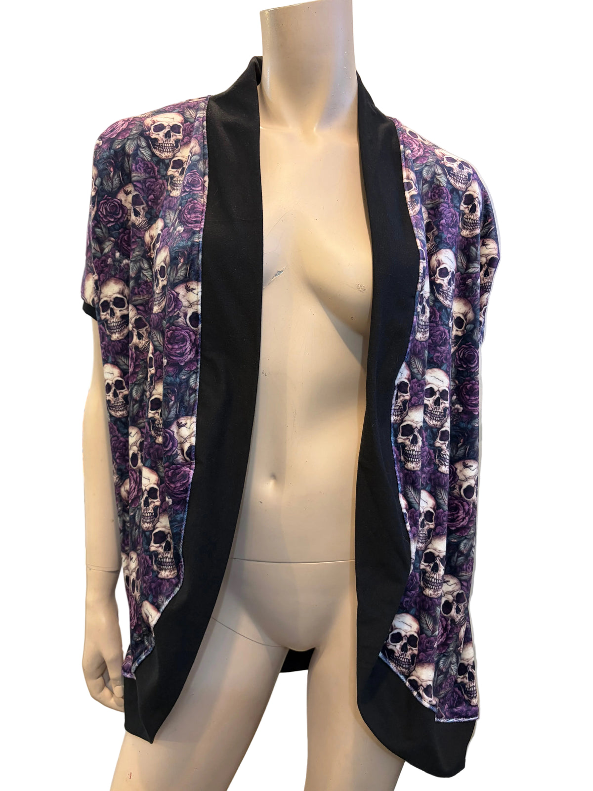 Veste à manches courtes à crânes et roses mauves avec bordure noire