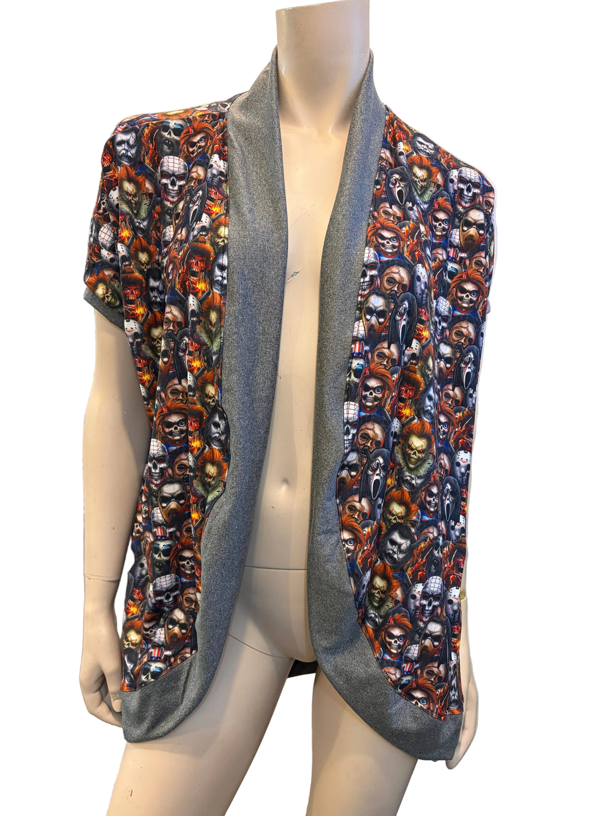 Veste à manches courtes à personnages d’horreur multicolores et bordure grise