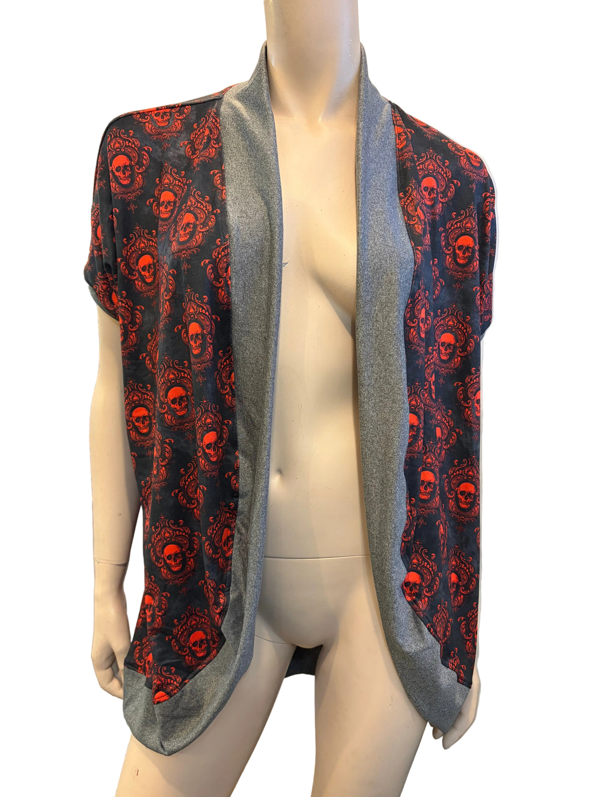 Veste à manches courtes à crânes rouges sur fond sombre et bordure grise