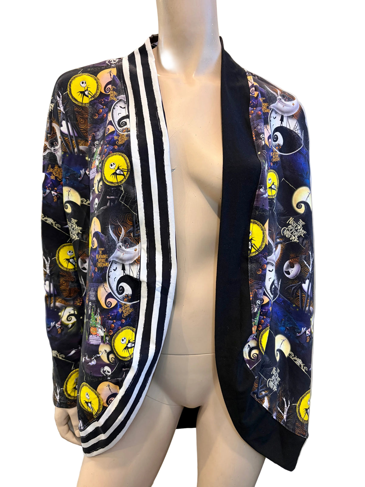 Veste à manches longues Jack Skellington avec bordure noire et rayures noir et blanc