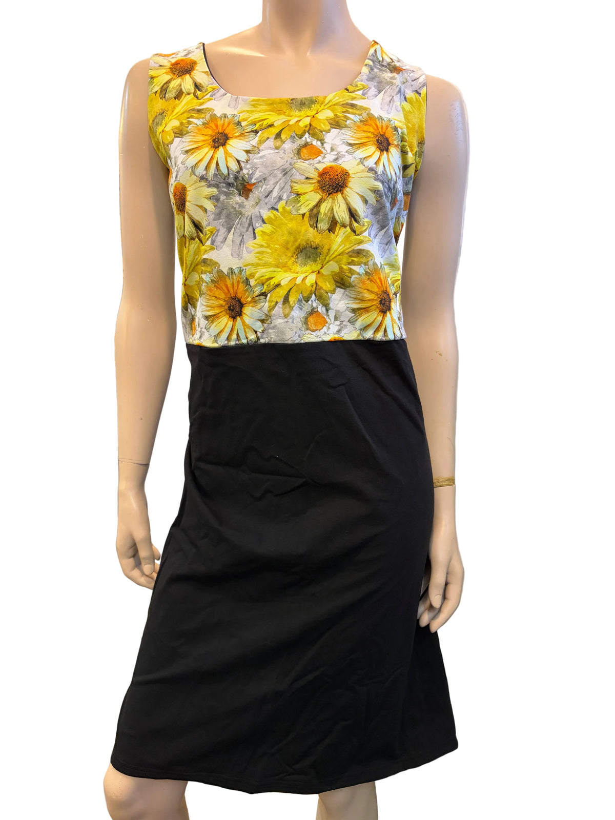 Robe sans manches à fleurs jaunes et blanches avec bas noir